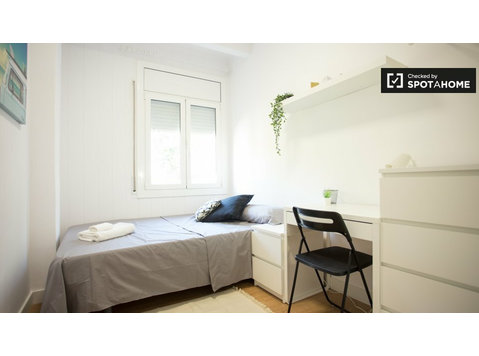 Cozy room in 4-bedroom apartment in Sants, Barcelona - Kiadó