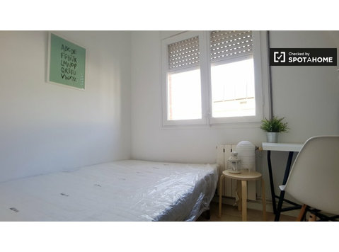 Gemütliches Zimmer in 5-Zimmer-Wohnung in Barri Gòtic,… - Zu Vermieten