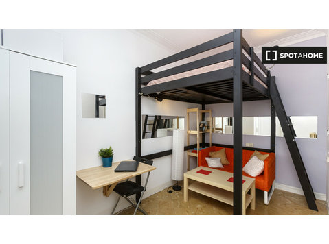 Eixample, Barselona'da 5 yatak odalı dairede rahat oda - Kiralık