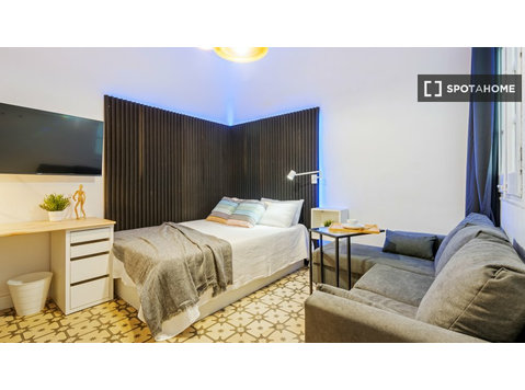 Eixample'de ortak bir apartmandaki rahat oda, Barselona - Kiralık