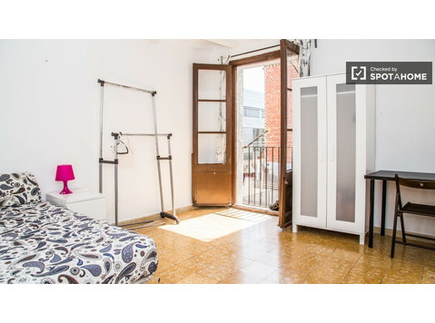 Chambre confortable dans un appartement partagé à El Raval,… - À louer