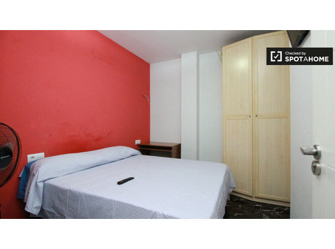 Decorated room in 4-bedroom apartment in Sants, Barcelona - For Rent