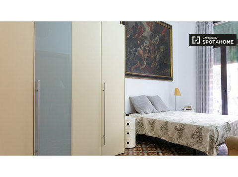 Barselona, ​​Eixample'deki ortak bir dairede süslenmiş oda - Kiralık
