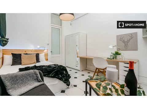 Decorated room in shared apartment in El Born, Barcelona - Disewakan