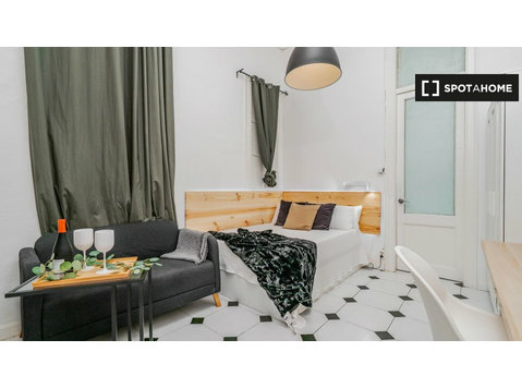 Chambre décorée dans un appartement partagé à El Born,… - À louer