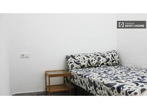 Camera decorata in appartamento condiviso in El Raval,… - In Affitto