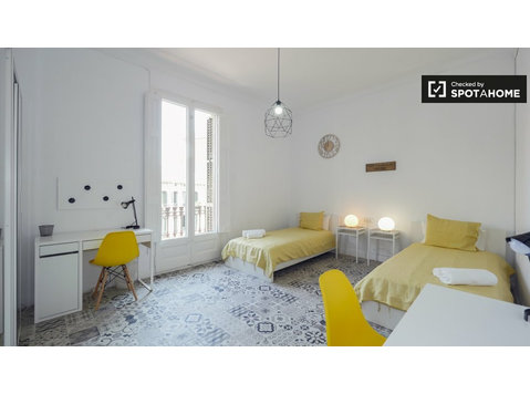 Urządzony wspólny pokój we wspólnym mieszkaniu w Gràcia - Do wynajęcia