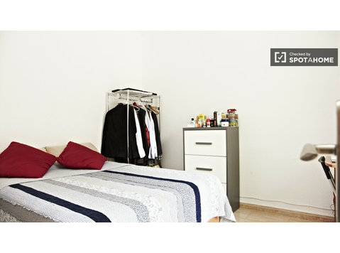 Barselona'da kiralık çift kişilik yatak odası, balkonlu dış… - Kiralık