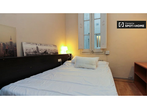 Double room for rent, 6-bedroom apartment,  L’Esquerra - For Rent