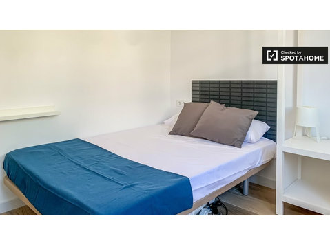 Double room in 5-bedrooom apartment, Hospitalet de Llobregat - Te Huur