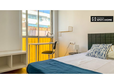 Doppelzimmer in 5-Zimmer-Wohnung, Hospitalet de Llobregat - Zu Vermieten