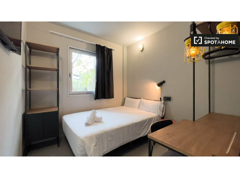 Ensuite room for rent in Barcelona - K pronájmu