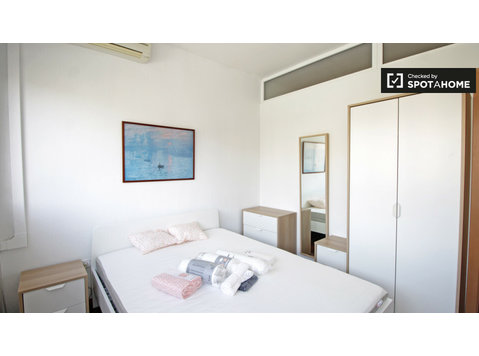Chambre équipée en appartement partagé à Sant Andreu,… - À louer