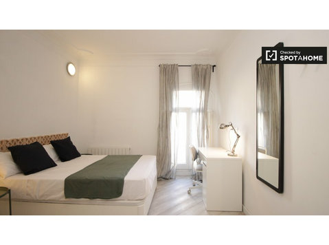 Zewnętrzny pokój w 6-pokojowym apartamencie w Eixample Dreta - Do wynajęcia