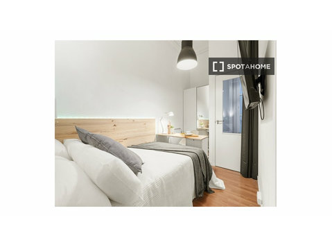 Habitación fresca en un apartamento de 9 dormitorios en El… - Alquiler
