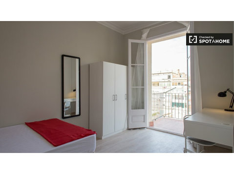 Furnished room 6-bedroom apartment, L’Eixample Esquerra - For Rent