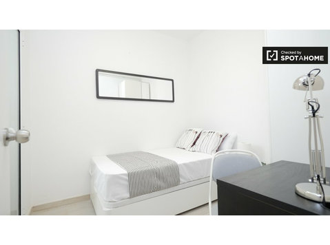 Camera arredata appartamento con 7 camere da letto… - In Affitto