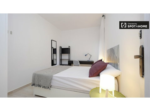 Mobilyalı oda 7-bedroom apartment Horta-Guinardó, Barcelona - Kiralık