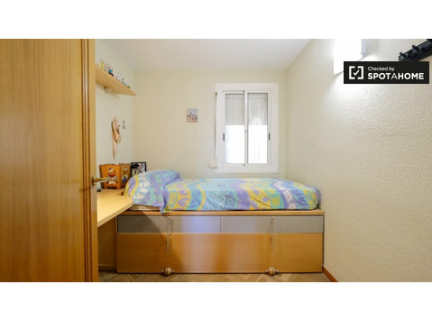Quarto mobiliado para alugar em apartamento de 4 quartos em… - Aluguel