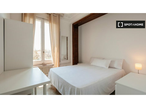 Furnished room in 14-bedroom apartment in Sant Gervasi - Vuokralle