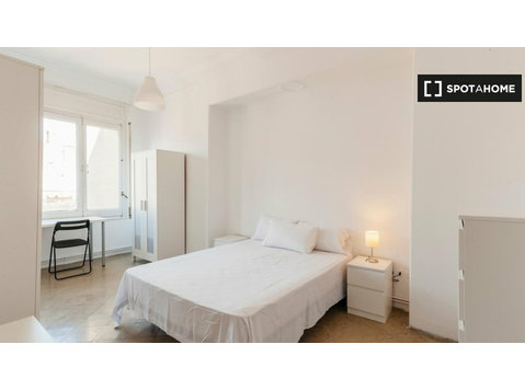 Furnished room in 14-bedroom apartment in Sant Gervasi - Til Leie
