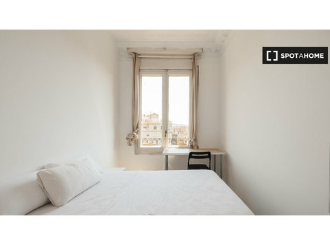 Furnished room in 14-bedroom apartment in Sant Gervasi - Kiadó