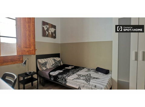 Möbliertes Zimmer in 3-Zimmer-Wohnung in El Raval, Barcelona - Zu Vermieten