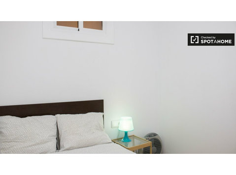 Möbliertes Zimmer in 3-Zimmer-Wohnung in El Raval, Barcelona - Zu Vermieten