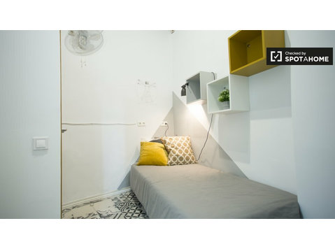 Chambre meublée dans un appartement de 3 chambres à Gràcia,… - À louer