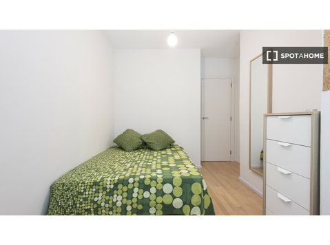 Camera arredata in appartamento con 4 camere da letto a El… - In Affitto
