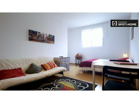 Poblenou, Barselona'daki 4 odalı daire mobilyalı oda - Kiralık