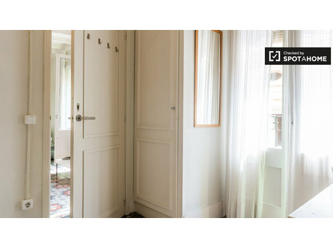 Habitación amueblada en el apartamento de 5 dormitorios… - Alquiler