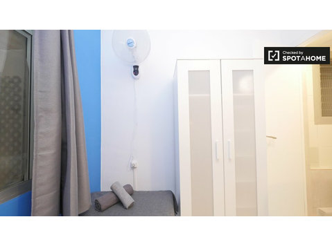 Furnished room in 5-bedroom apartment, Sant Martí, Barcelona - Vuokralle