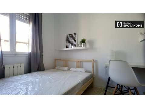 Camera arredata in appartamento con 5 camere da letto a… - In Affitto