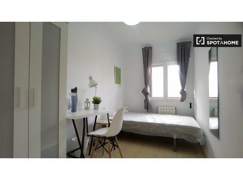 Quarto mobiliado em apartamento de 5 quartos em Barri Gòtic - Aluguel