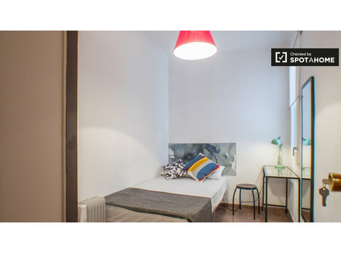 Quarto mobiliado em apartamento de 5 quartos em Gràcia,… - Aluguel