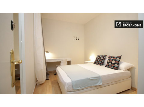 Les Corts Barcelona'da 5 yatak odalı dairede mobilyalı oda - Kiralık