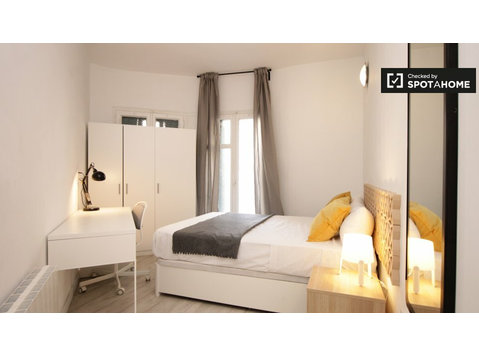 Möbliertes Zimmer in einem 6-Zimmer-Apartment in Eixample… - Zu Vermieten
