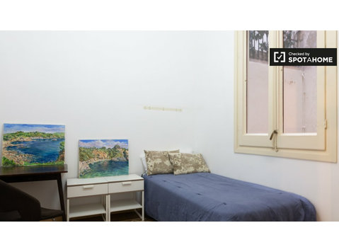 Umeblowany pokój we wspólnym mieszkaniu w Eixample,… - Do wynajęcia