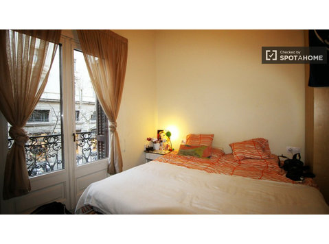 Quarto mobiliado em apartamento compartilhado em Eixample,… - Aluguel