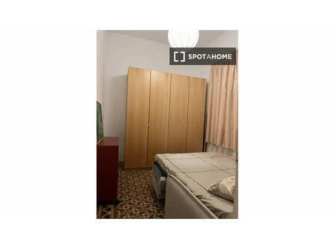 Camera ammobiliata in appartamento condiviso a Eixample,… - In Affitto