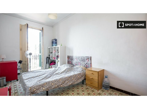 Chambre meublée en appartement partagé à Eixample, Barcelone - À louer