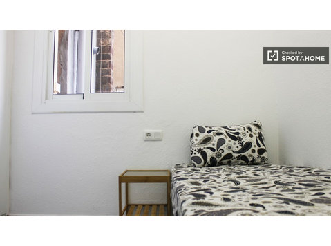 Camera arredata in appartamento condiviso a El Raval,… - In Affitto