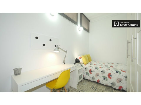 Camera arredata in appartamento condiviso a Gràcia,… - In Affitto