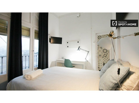 Gràcia'da paylaşımlı dairelerde döşenmiş oda, Barselona - Kiralık