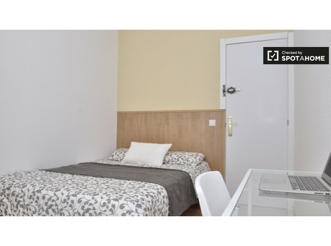 Grande quarto em apartamento de 8 camas, Eixample, Barcelona - Aluguel