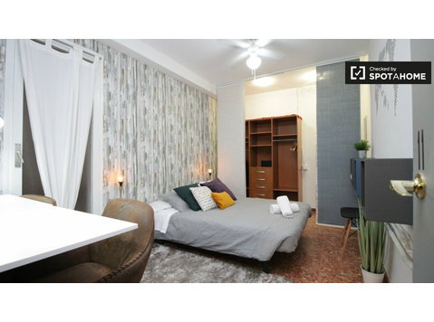 Wspaniały pokój w wspólnym mieszkaniu przez Eixample,… - Do wynajęcia