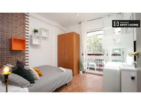 Eixample, Barcelona tarafından paylaşılan daire büyük oda - Kiralık