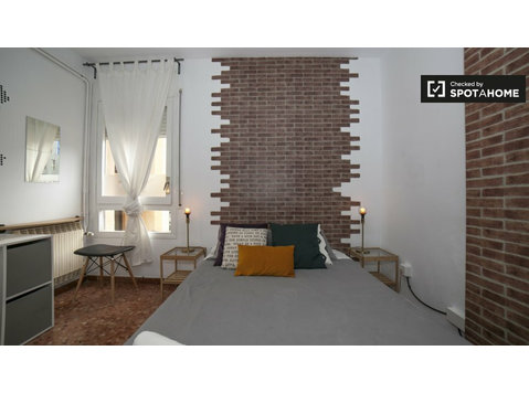 Gran habitación en piso compartido por Eixample, Barcelona - Alquiler