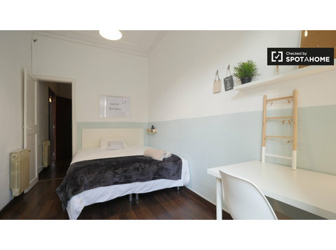 Enorme stanza in affitto in un appartamento con 6 letti a… - In Affitto